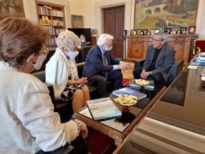 &Sigma;&upsilon;&nu;ά&nu;&tau;&eta;&sigma;&eta; &tau;&omicron;&upsilon; &Pi;&epsilon;&rho;&iota;&phi;&epsilon;&rho;&epsilon;&iota;ά&rho;&chi;&eta; &Nu;&omicron;&tau;ί&omicron;&upsilon; &Alpha;&iota;&gamma;&alpha;ί&omicron;&upsilon; &mu;&epsilon; &tau;&omicron;&nu; &Pi;&rho;ό&epsilon;&delta;&rho;&omicron; &tau;&omicron;&upsilon; &Epsilon;&lambda;&lambda;&eta;&nu;&iota;&kappa;&omicron;ύ &Epsilon;&rho;&upsilon;&theta;&rho;&omicron;ύ &Sigma;&tau;&alpha;&upsilon;&rho;&omicron;ύ