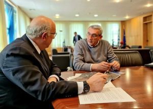 &Sigma;&upsilon;&nu;&epsilon;&rho;&gamma;&alpha;&sigma;ί&alpha; &tau;&omicron;&upsilon; &Pi;&epsilon;&rho;&iota;&phi;&epsilon;&rho;&epsilon;&iota;ά&rho;&chi;&eta; &mu;&epsilon; &tau;&omicron;&nu; &Upsilon;&phi;&upsilon;&pi;&omicron;&upsilon;&rho;&gamma;ό &Upsilon;&pi;&omicron;&delta;&omicron;&mu;ώ&nu; & &Mu;&epsilon;&tau;&alpha;&phi;&omicron;&rho;ώ&nu; &gamma;&iota;&alpha; &tau;&eta;&nu; &epsilon;&phi;&alpha;&rho;&mu;&omicron;&gamma;ή &tau;&omicron;&upsilon; &pi;&iota;&lambda;&omicron;&tau;&iota;&kappa;&omicron;ύ &pi;&rho;&omicron;&gamma;&rho;ά&mu;&mu;&alpha;&tau;&omicron;&sigmaf; &tau;&omega;&nu; &pi;&omicron;&lambda;&upsilon;&theta;έ&sigma;&iota;&omega;&nu; &tau;&alpha;&xi;ί &sigma;&tau;&omicron; &Nu;ό&tau;&iota;&omicron; &Alpha;&iota;&gamma;&alpha;ί&omicron;
