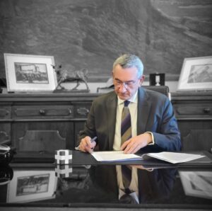&Sigma;&tau;&alpha; &chi;έ&rho;&iota;&alpha; ό&lambda;&omega;&nu; &tau;&omega;&nu; &mu;&epsilon;&lambda;ώ&nu; &tau;&omicron;&upsilon; &Pi;&epsilon;&rho;&iota;&phi;&epsilon;&rho;&epsilon;&iota;&alpha;&kappa;&omicron;ύ &Sigma;&upsilon;&mu;&beta;&omicron;&upsilon;&lambda;ί&omicron;&upsilon; &tau;&omicron; &pi;&rho;&omicron;&sigma;&chi;έ&delta;&iota;&omicron; &tau;&omicron;&upsilon; &nu;έ&omicron;&upsilon; &Kappa;ώ&delta;&iota;&kappa;&alpha; &Tau;&omicron;&pi;&iota;&kappa;ή&sigmaf; &Alpha;&upsilon;&tau;&omicron;&delta;&iota;&omicron;ί&kappa;&eta;&sigma;&eta;&sigmaf;